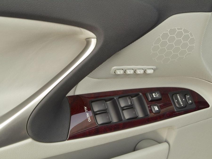  Lexus IS350 2005 года  (фото 76 из 82)